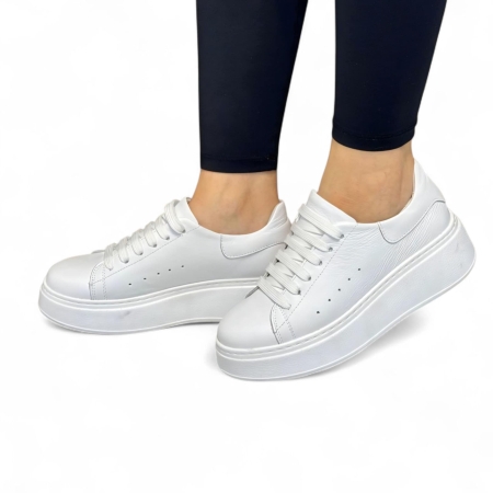 Дамски спортни обувки от естествена кожа в бяло K-210