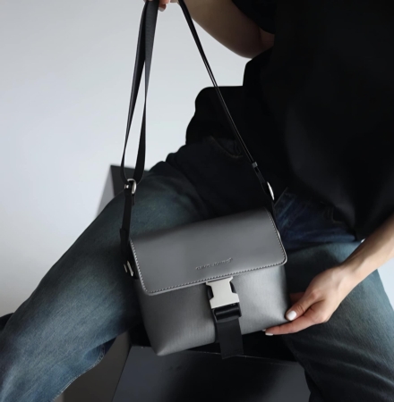 Дамска чанта през рамо сиво сребро CM7490 David Jones