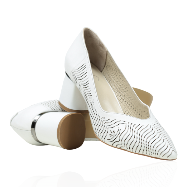 Дамски елегантни обувки от естествена кожа в бяло 880-105