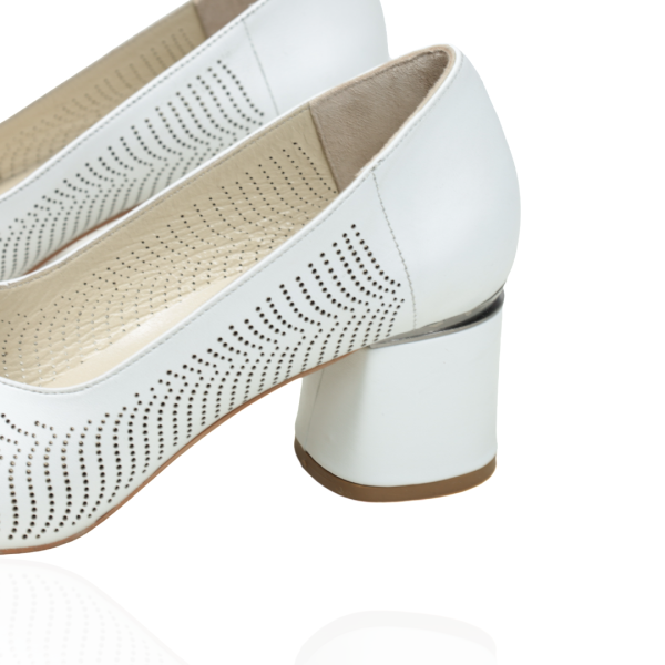 Дамски елегантни обувки от естествена кожа в бяло 880-105