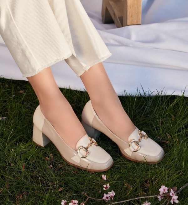 Дамски елегантни обувки от естествен лак в бежово и тауп 5794 Pitillos