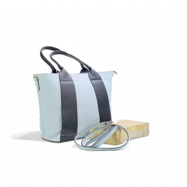 Дамска ежедневна чанта от естествена кожа в светло синьо и черно 259023-1