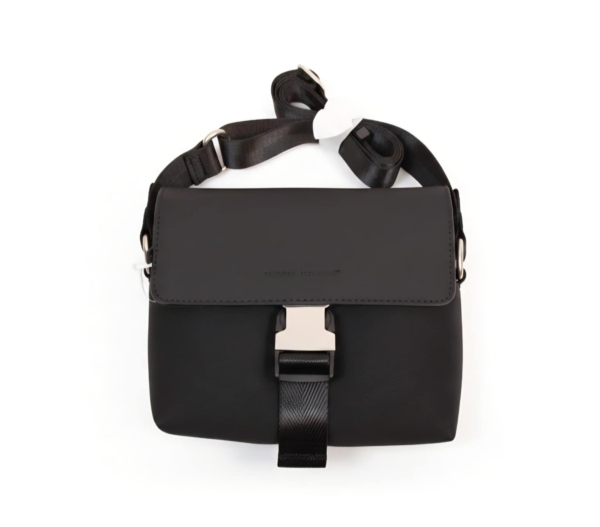 Дамска чанта през рамо черна CM7490 David Jones