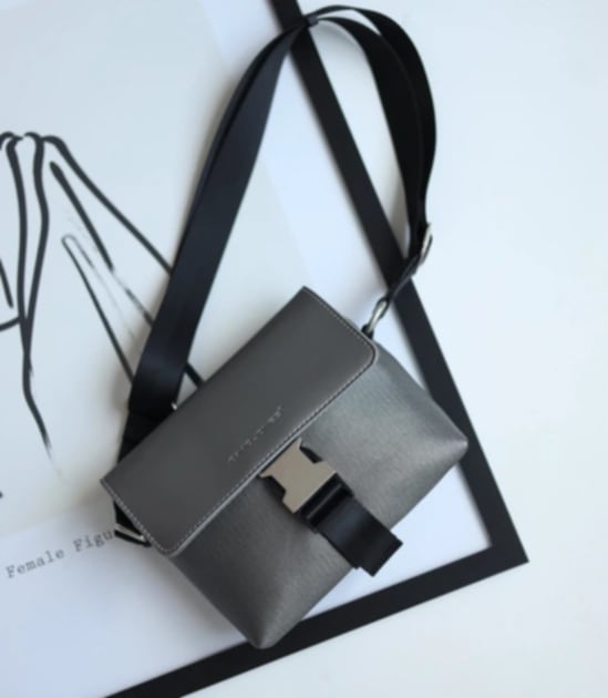 Дамска чанта през рамо сиво сребро CM7490 David Jones