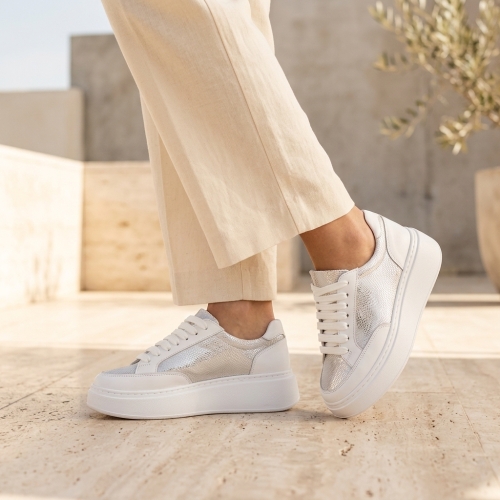 Дамски спортни обувки от естествена кожа в бяло и сребро 217