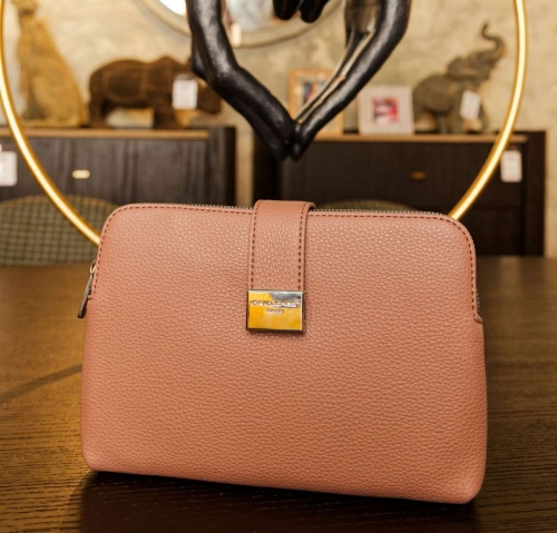 Дамска чанта през рамо тъмно розова CM6778 David Jones