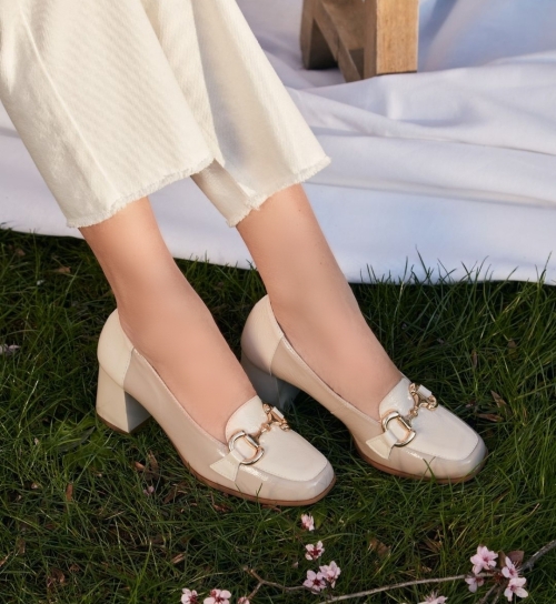 Дамски елегантни обувки от естествен лак в бежово и тауп 5794 Pitillos