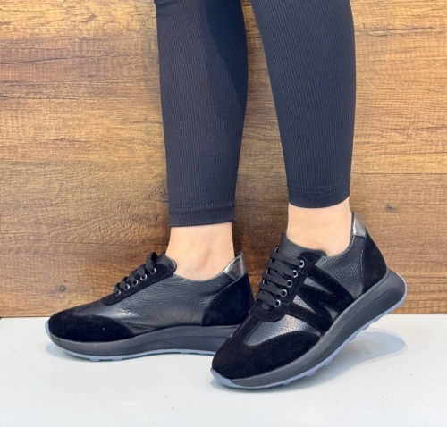 Дамски спортни обувки от естествена кожа и естествен набук черни 399