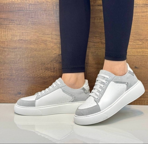 Дамски спортни обувки от естествена кожа в бяло и сиво 071