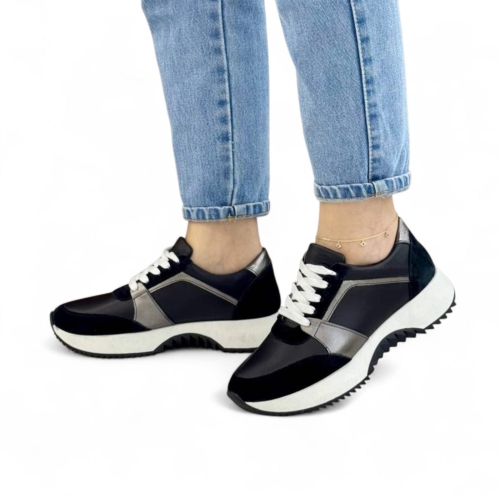 Дамски спортни обувки от естествена кожа в черно и сребро 120