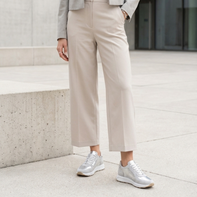 Дамски спортни обувки от естествена кожа сиво и сребро 398