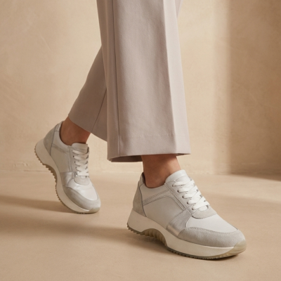 Дамски спортни обувки от естествена кожа в бяло и сребро 120