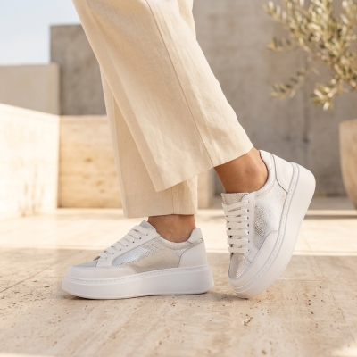 Дамски спортни обувки от естествена кожа в бяло и сребро 217