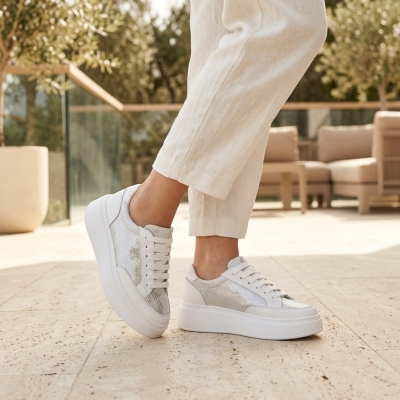 Дамски спортни обувки от естествена кожа в бяло и сребро 217